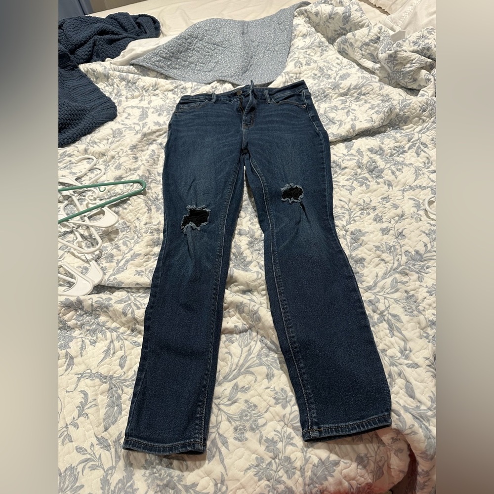 Skinny jeans with holes at the knees